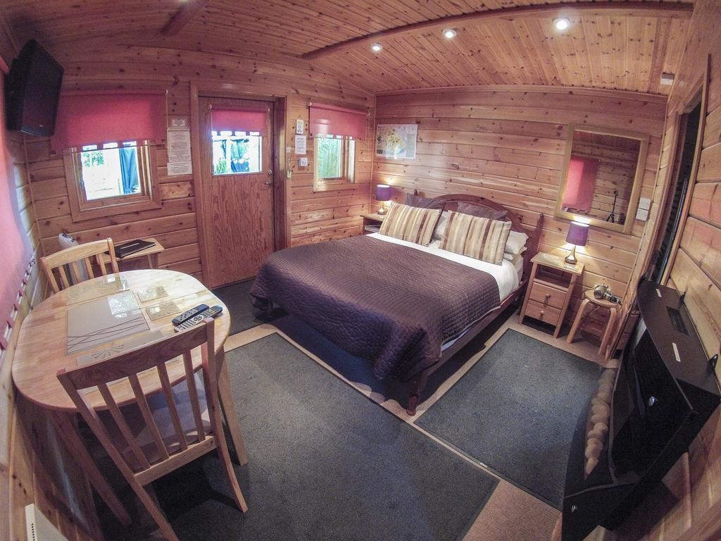 Cypress Log Cabins Accommodation Godshill  Стая снимка